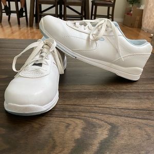 Woman’s Dexter Bowling Shoes